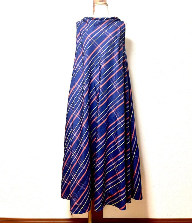貴代美大島紬反物から、バイアス仕立てロングフレアーワンピース　L寸 染め大島紬の反物からバイアス仕立てロングフレアーワンピース