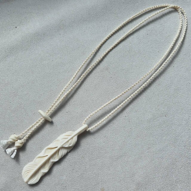 鹿の角 フェザーペンダント #10 | iichi 日々の暮らしを心地よくする