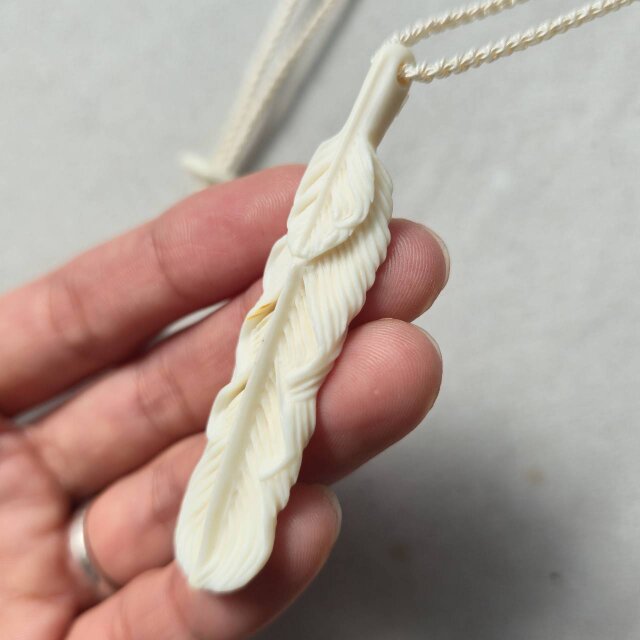 鹿の角 フェザーペンダント #10 | iichi 日々の暮らしを心地よくする