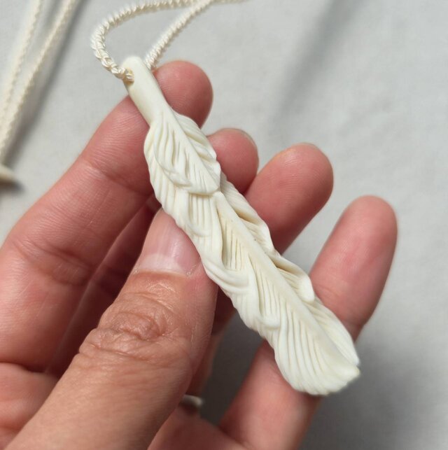 鹿の角 フェザーペンダント #10 | iichi 日々の暮らしを心地よくする