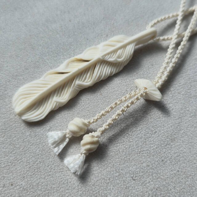 鹿の角 フェザーペンダント #10 | iichi 日々の暮らしを心地よくする