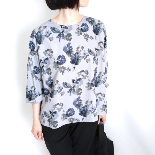 水彩タッチのボタニカル８分袖トップ