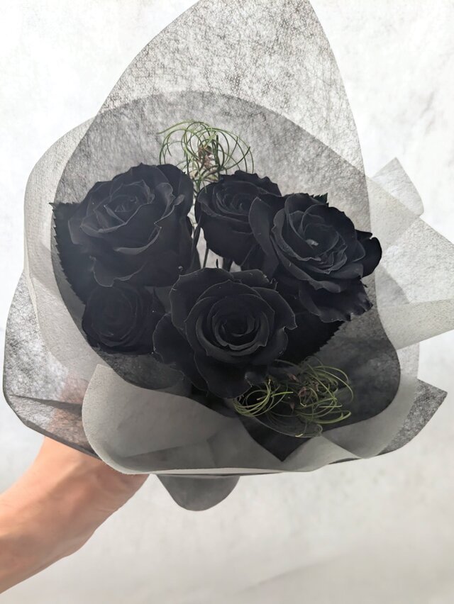 プリザーブドフラワー黒薔薇花束5輪／黒薔薇魔法発動中