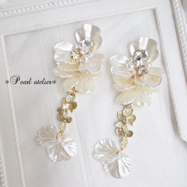 大ぶりホワイトフラワー✨3連ゴールド花ピアス | iichi 日々の暮らしを