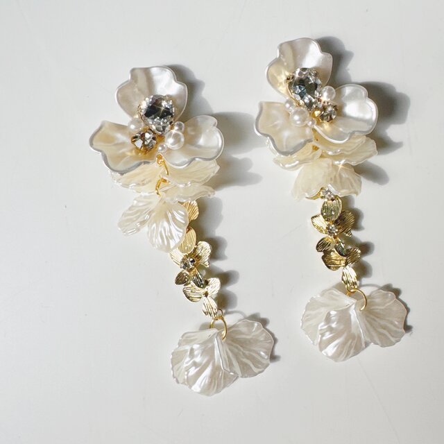 大ぶりホワイトフラワー✨3連ゴールド花ピアス | iichi 日々の暮らしを