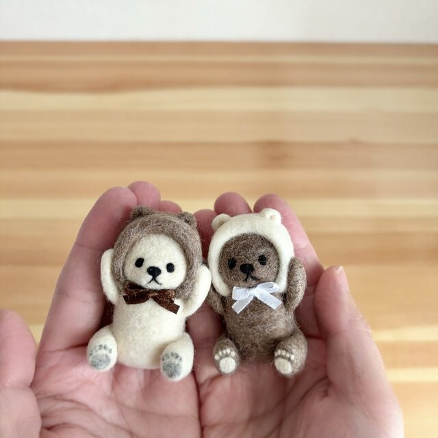 被り物くまさんのキーホルダー | 羊毛フェルト【受注生産】 | iichi