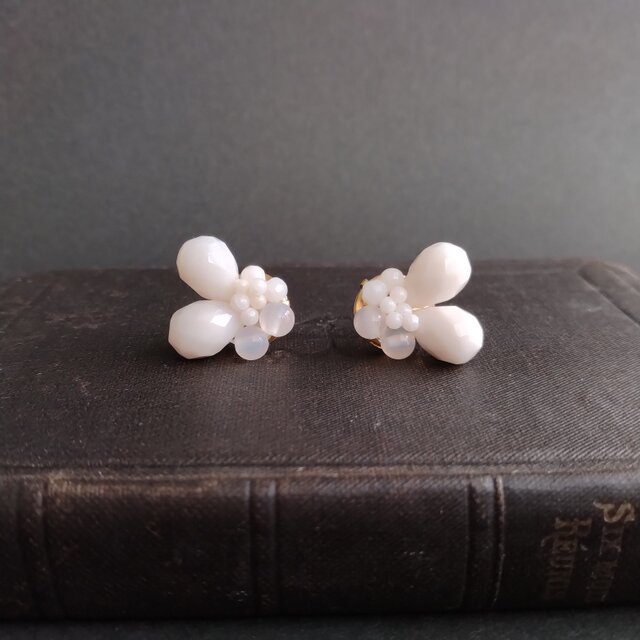 真っ白なフラワーピアス <whiteJasper> イヤリングへ変更可