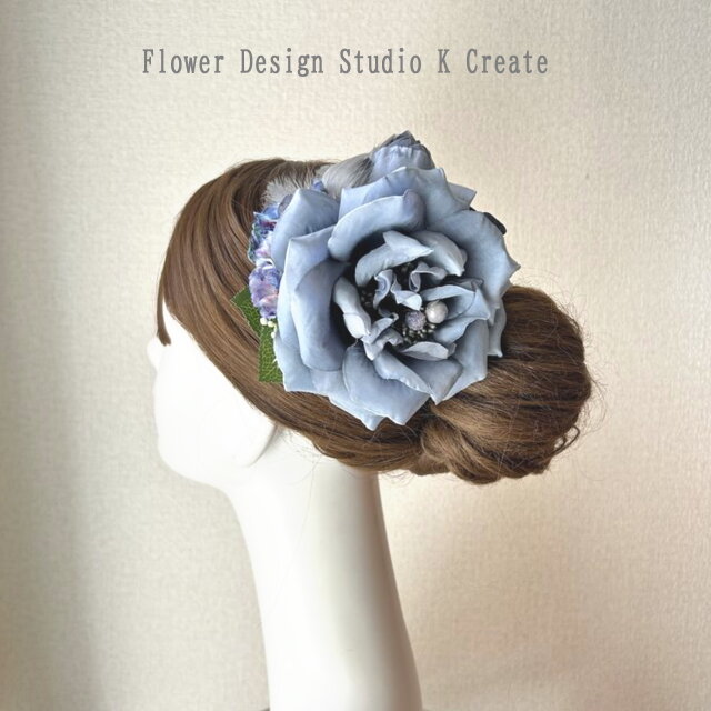 ブルーグレーの大輪の薔薇のヘアクリップ ブルー 青 くすみブルー