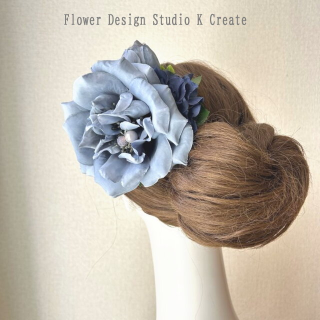 ブルーグレーの大輪の薔薇のヘアクリップ ブルー 青 くすみブルー