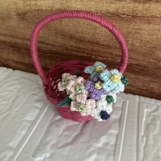 持ち手付きかごとお花のクラフトバンドオブジェ（ピンク）