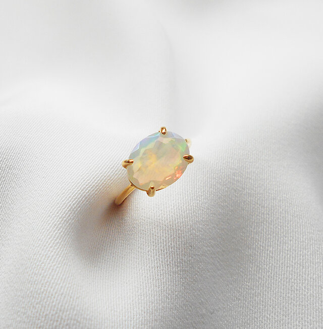 プレシャスオパールのオーバルファセットカットリング