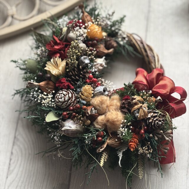 たっぷり木の実とグリーンの小さなクロワッサンリース《プリザーブド