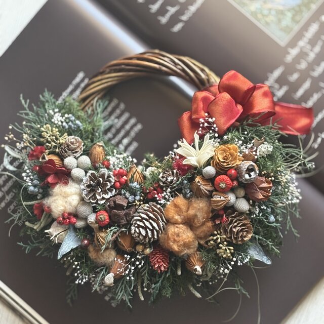 たっぷり木の実とグリーンの小さなクロワッサンリース《プリザーブド