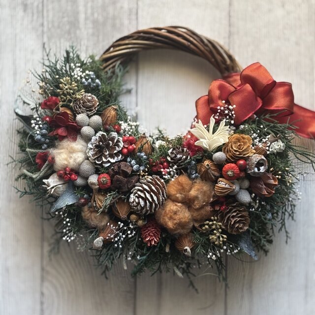 たっぷり木の実とグリーンの小さなクロワッサンリース《プリザーブド