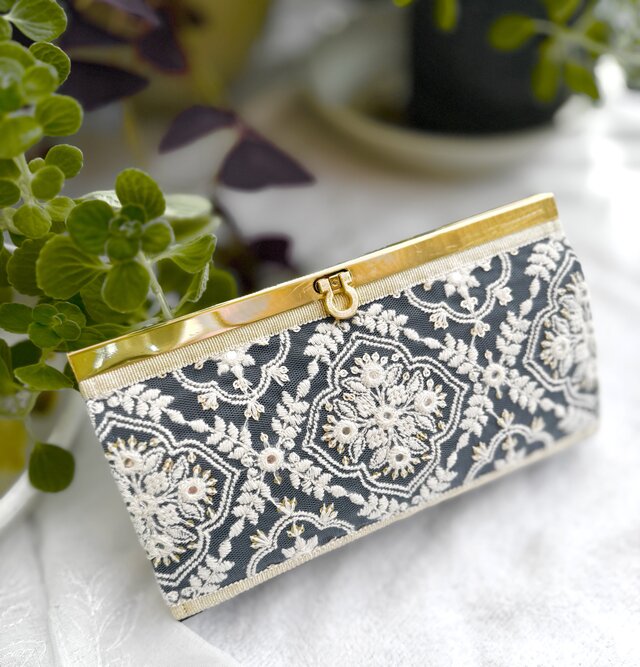 黒サテンに白刺繍を重ねた、華やぎの長財布 No.163