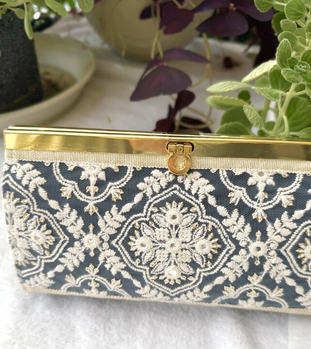 黒サテンに白刺繍を重ねた、華やぎの長財布 No.163 | iichi 日々の