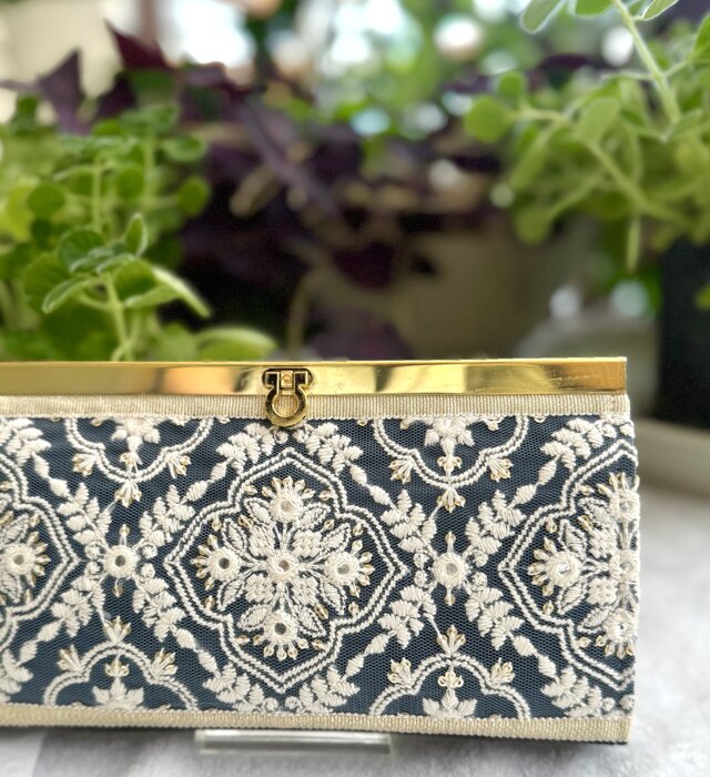 黒サテンに白刺繍を重ねた、華やぎの長財布 No.163 | iichi 日々の