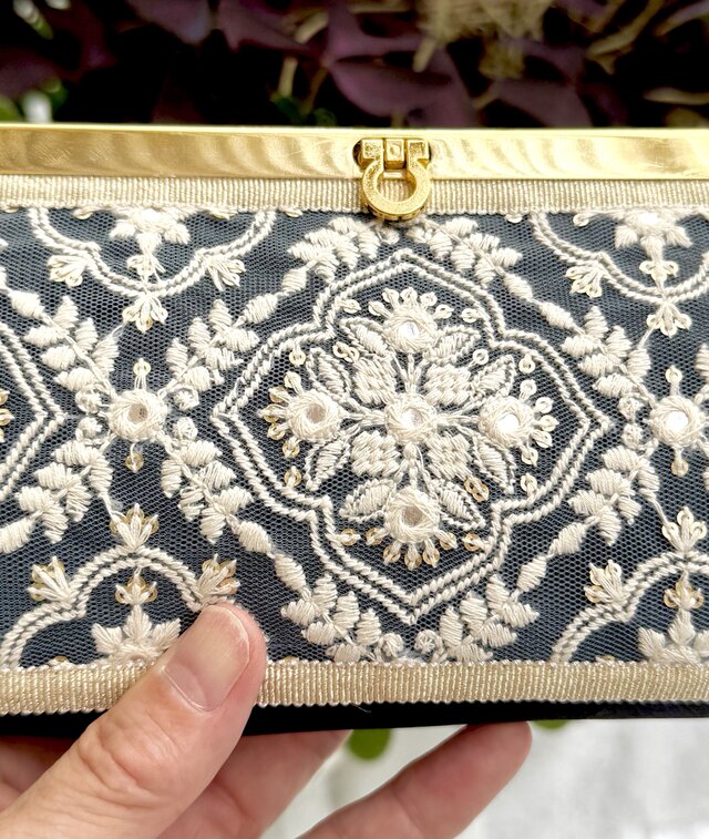 黒サテンに白刺繍を重ねた、華やぎの長財布 No.163 | iichi 日々の