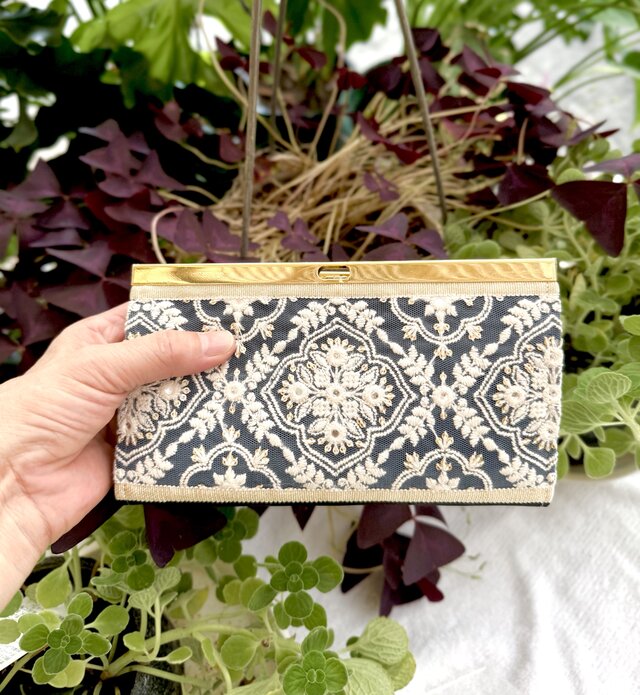 黒サテンに白刺繍を重ねた、華やぎの長財布 No.163 | iichi 日々の