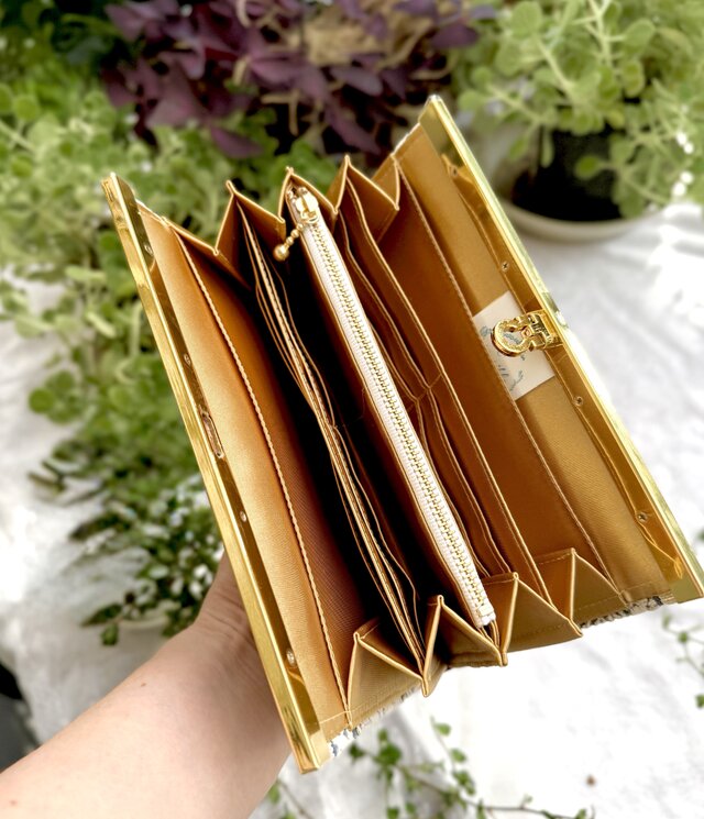 黒サテンに白刺繍を重ねた、華やぎの長財布 No.163 | iichi 日々の