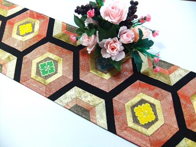 絣の亀甲柄のたタペストリー　テーブルセンター　約91 x 46cm 絣の亀甲柄のたタペストリー テーブルセンター 約91 x 46cm