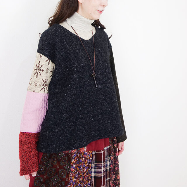 異素材パッチワーク袖・チャコールネッププルオーバー
