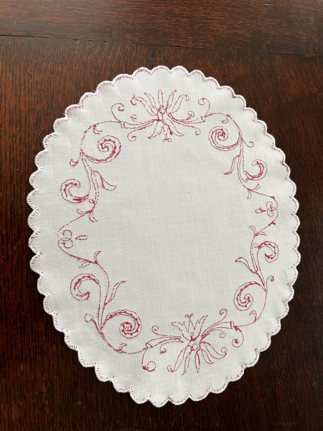 1900年代赤糸刺繍綿楕円ドイリー | iichi 日々の暮らしを心地よくする