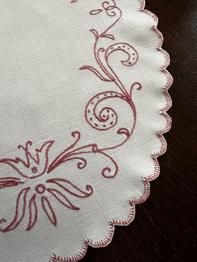 1900年代赤糸刺繍綿楕円ドイリー | iichi 日々の暮らしを心地よくする