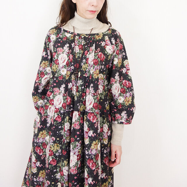 [予約販売] 墨黒アンティークフラワー・ピンタックパフスリーブワンピース