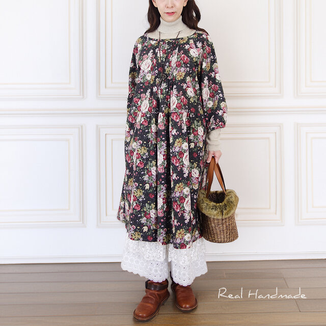 予約販売] 墨黒アンティークフラワー・ピンタックパフスリーブ