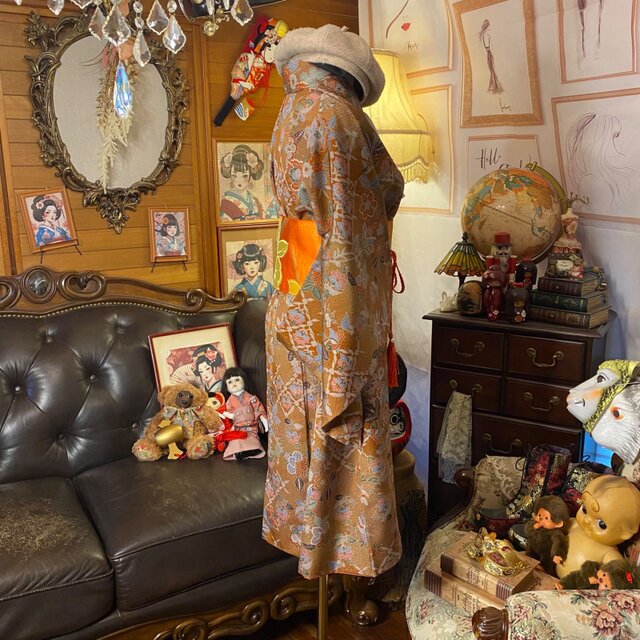 着物リメイク ミニミディ ワンピース ドレス 洗える 化繊 名古屋帯サッシュベルト 和洋折衷 レトロ 古着 ハンドメイド 深みあるこっくりとした赤茶をベースに、 重なり合うように配された華文様と伝統紋様。 KW-920 和洋折衷 着物 リメイク ワンピース ドレス 洗える 化繊 名古屋帯