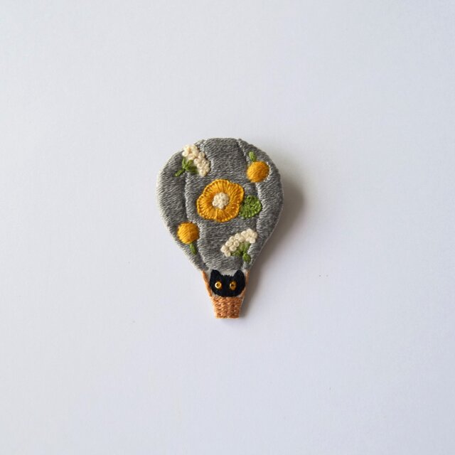 ［受注制作］ネコ㏌気球の刺繍ブローチ（gray）