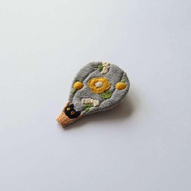 受注制作］ネコ㏌気球の刺繍ブローチ（gray） | iichi 日々の暮らしを