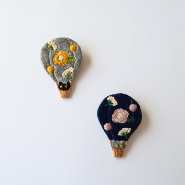 受注制作］ネコ㏌気球の刺繍ブローチ（gray） | iichi 日々の暮らしを