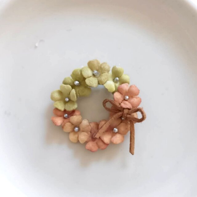 染め布花☆可愛い小花のリースブローチ