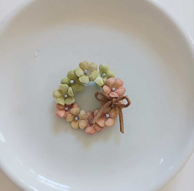 染め布花☆可愛い小花のリースブローチ | iichi 日々の暮らしを