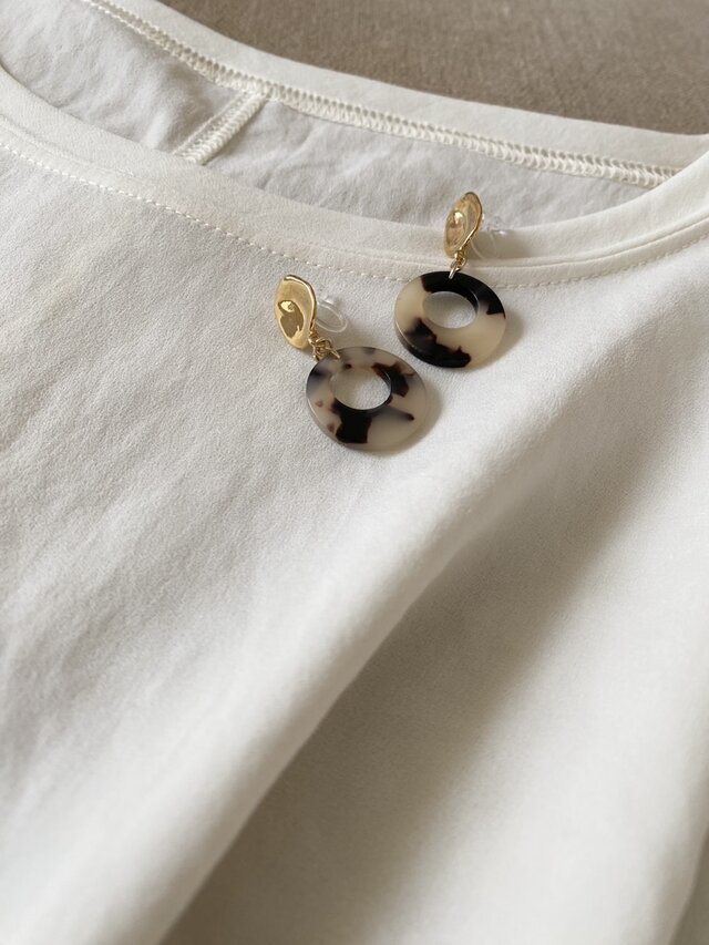 樹脂(ポリカーボネート)痛みなくホールドのイヤリング ノンホールクリップピアス（イヤリング）べっ甲風アイボリー