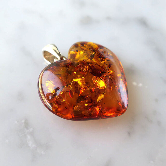 アンバー（琥珀）ペンダント ハート 25mm かわいい 天然石ジュエリー
