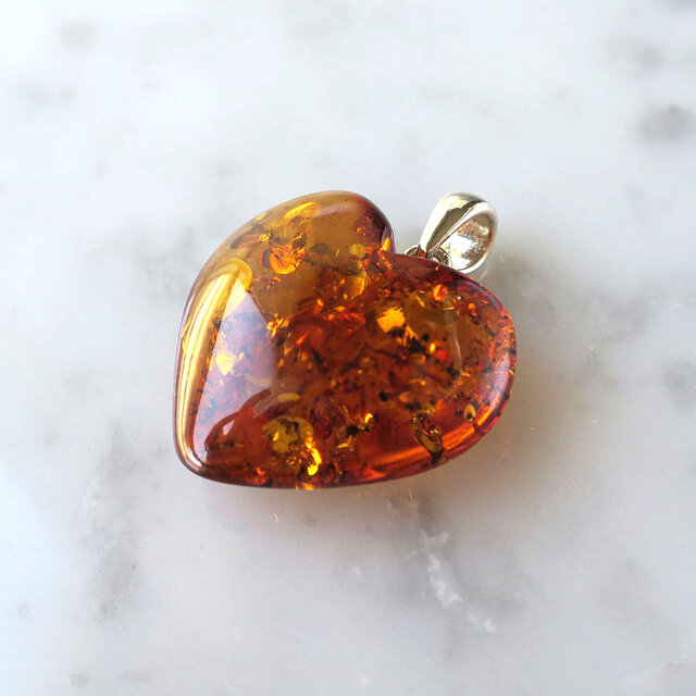 アンバー（琥珀）ペンダント ハート 25mm かわいい 天然石ジュエリー