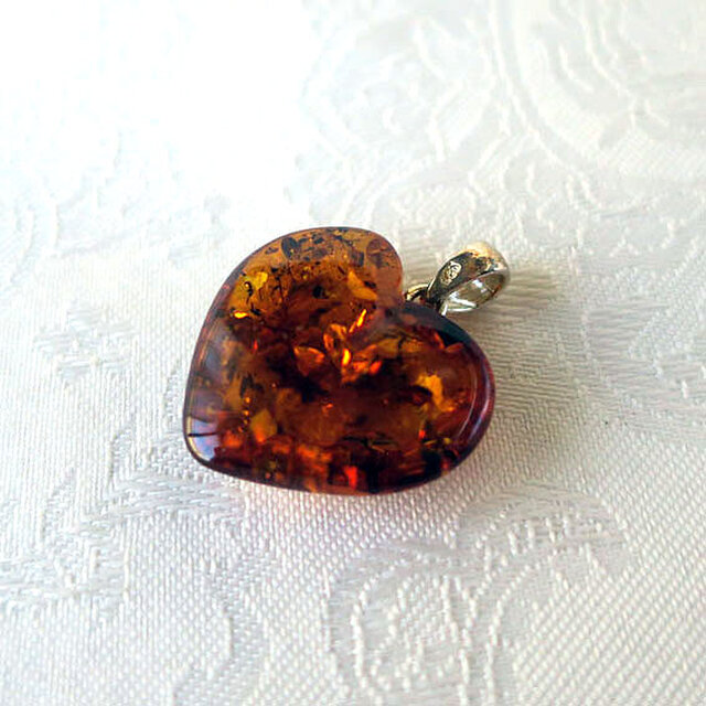 アンバー（琥珀）ペンダント ハート 25mm かわいい 天然石ジュエリー