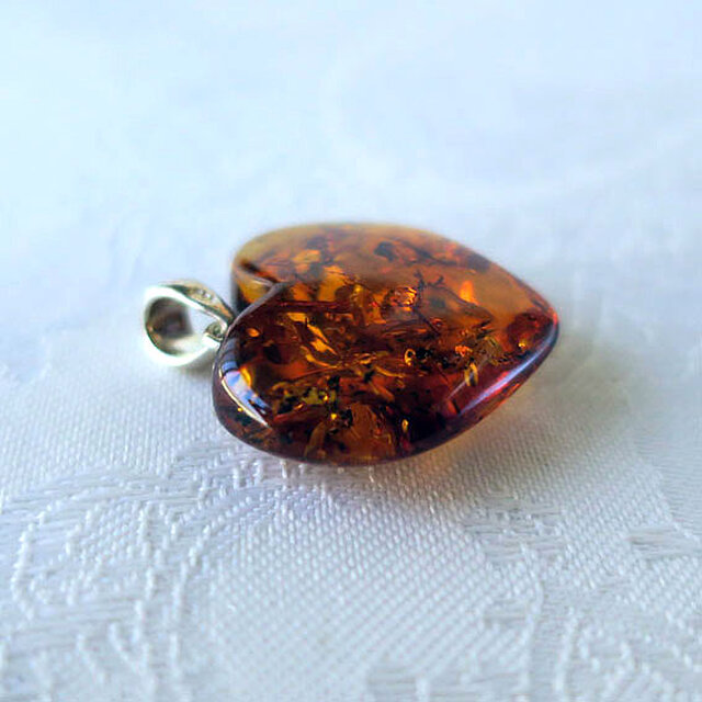 アンバー（琥珀）ペンダント ハート 25mm かわいい 天然石ジュエリー