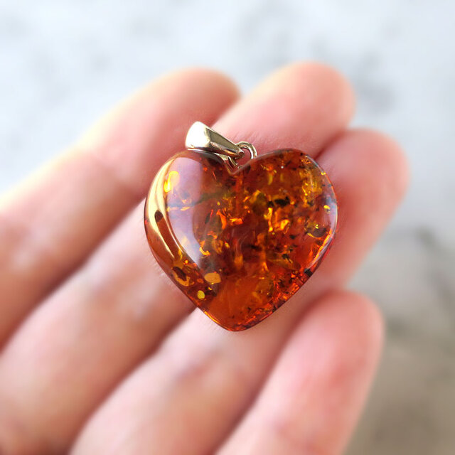 アンバー（琥珀）ペンダント ハート 25mm かわいい 天然石ジュエリー