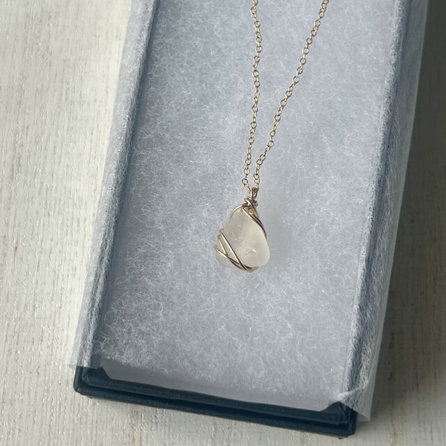 14kgf》魅力を引き出す小さなホワイトシーグラスのネックレス 48cm