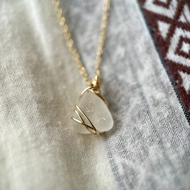 14kgf》魅力を引き出す小さなホワイトシーグラスのネックレス 48cm