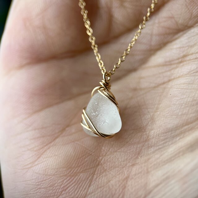 14kgf》魅力を引き出す小さなホワイトシーグラスのネックレス 48cm