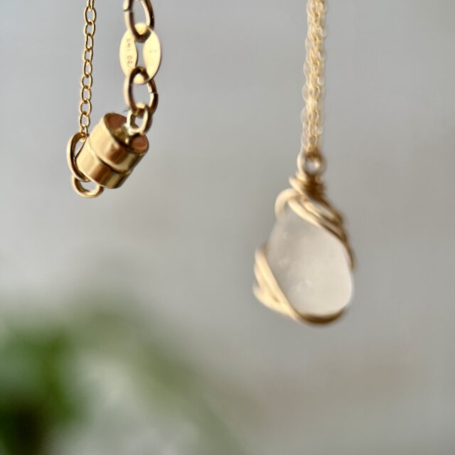 14kgf》魅力を引き出す小さなホワイトシーグラスのネックレス 48cm