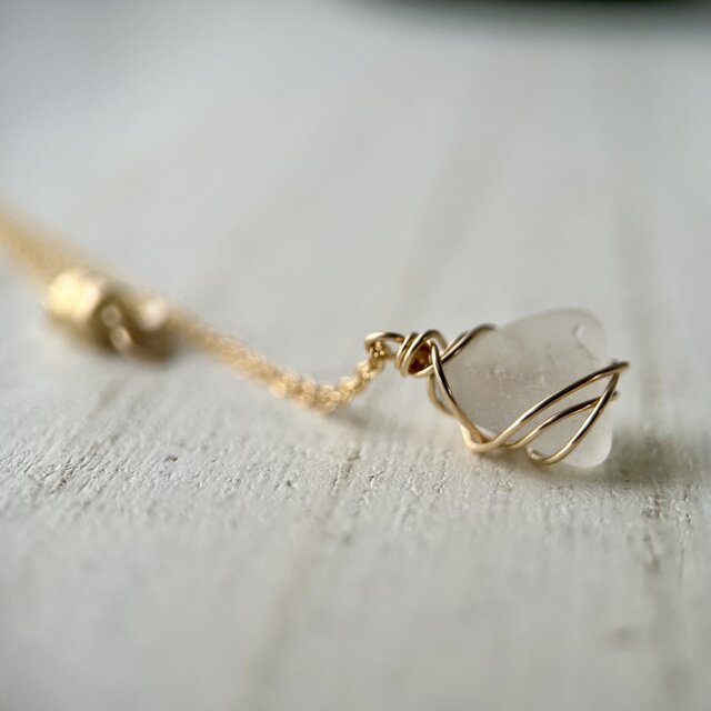 14kgf》魅力を引き出す小さなホワイトシーグラスのネックレス 48cm