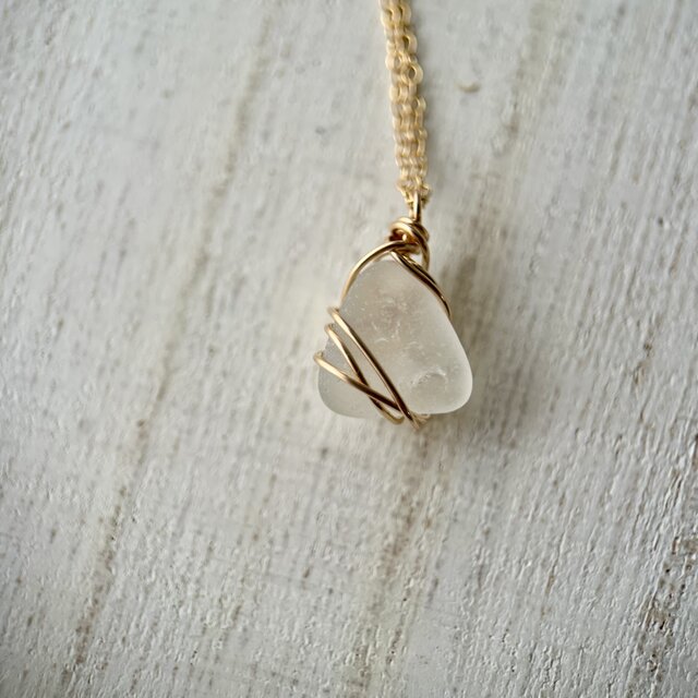 14kgf》魅力を引き出す小さなホワイトシーグラスのネックレス 48cm