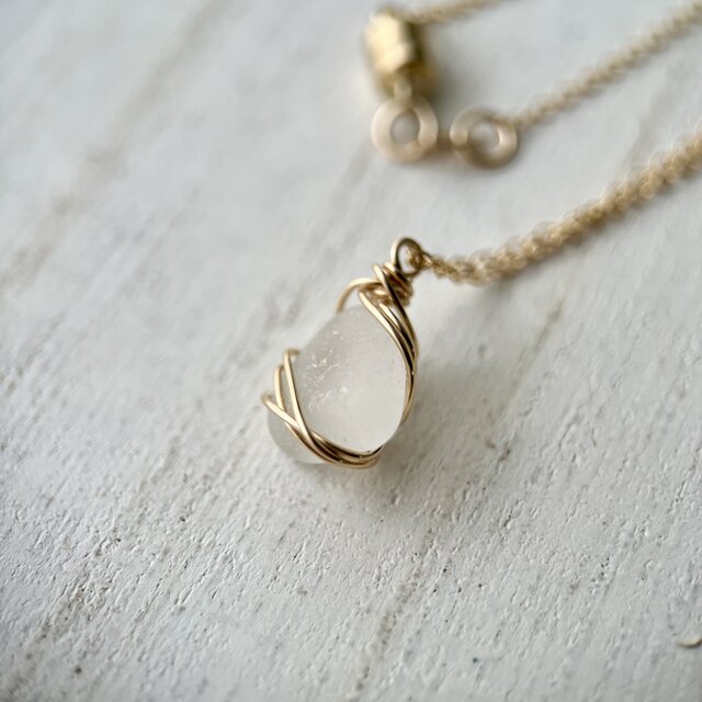 《14kgf》魅力を引き出す小さなホワイトシーグラスのマグネットネックレス 48cm