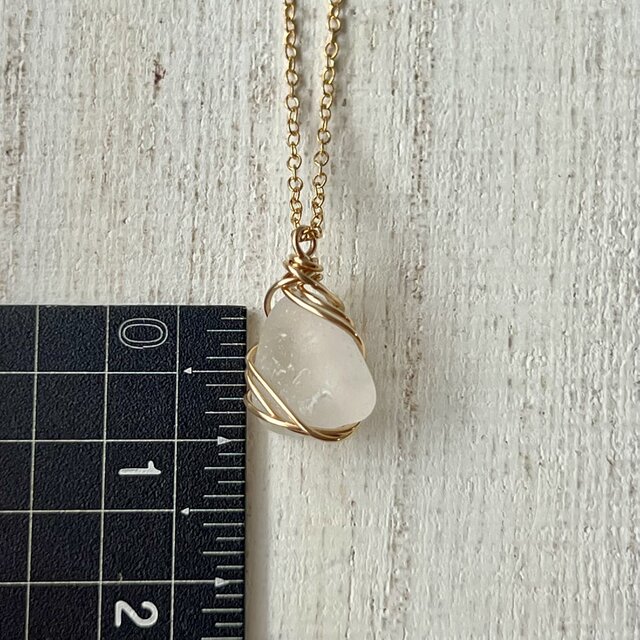 14kgf》魅力を引き出す小さなホワイトシーグラスのネックレス 48cm